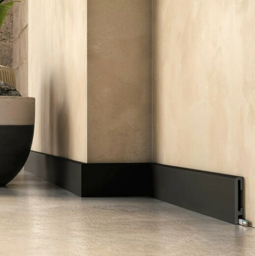 Zakulacená soklová lišta ČERNÁ 8cm 3.jpg